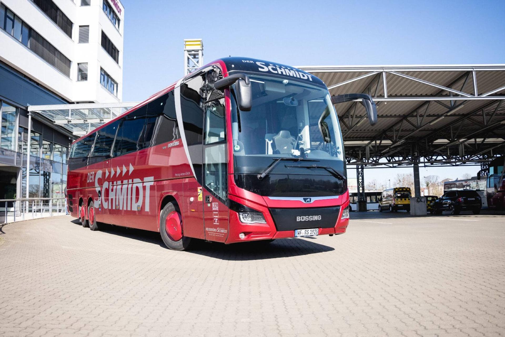 VIP Liner Reisebus DER SCHMIDT vor dem SchmidtTerminal