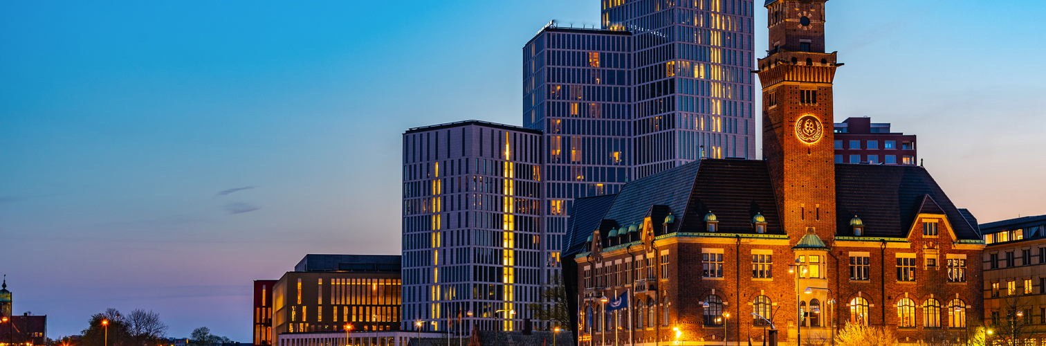 Blick auf die Skyline von Malmö bei Sonnenuntergang, dominiert von der Weltuniversität für Seefahrt, Schweden