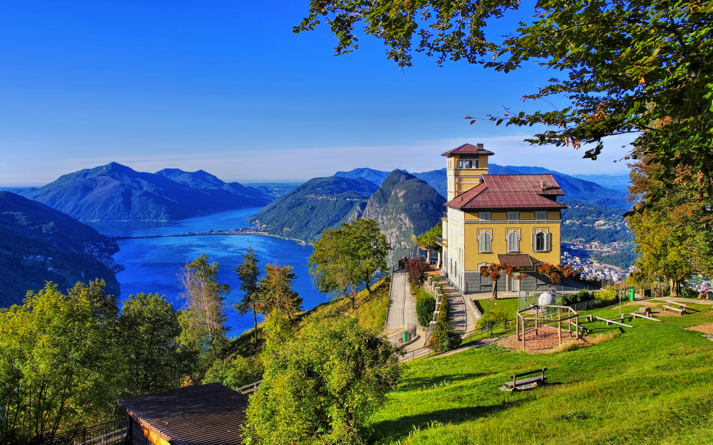 Blick vom Monte Bre auf Luganer See und den Monte San Salvatore in der Schweiz