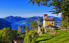 Blick vom Monte Bre auf Luganer See und den Monte San Salvatore in der Schweiz
