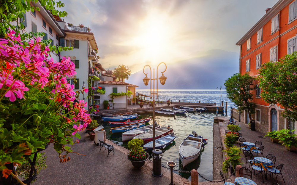 Sonnenaufgang im Hafen von Limone am Gardasee, Brescia, Lombardei, Italien