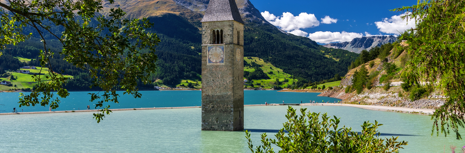 versunkener Kirchturm von Graun im Reschensee in Südtirol
