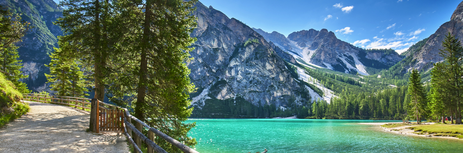 Bergwandern um den Pragser Wildsee, Dolomiten im Sommer