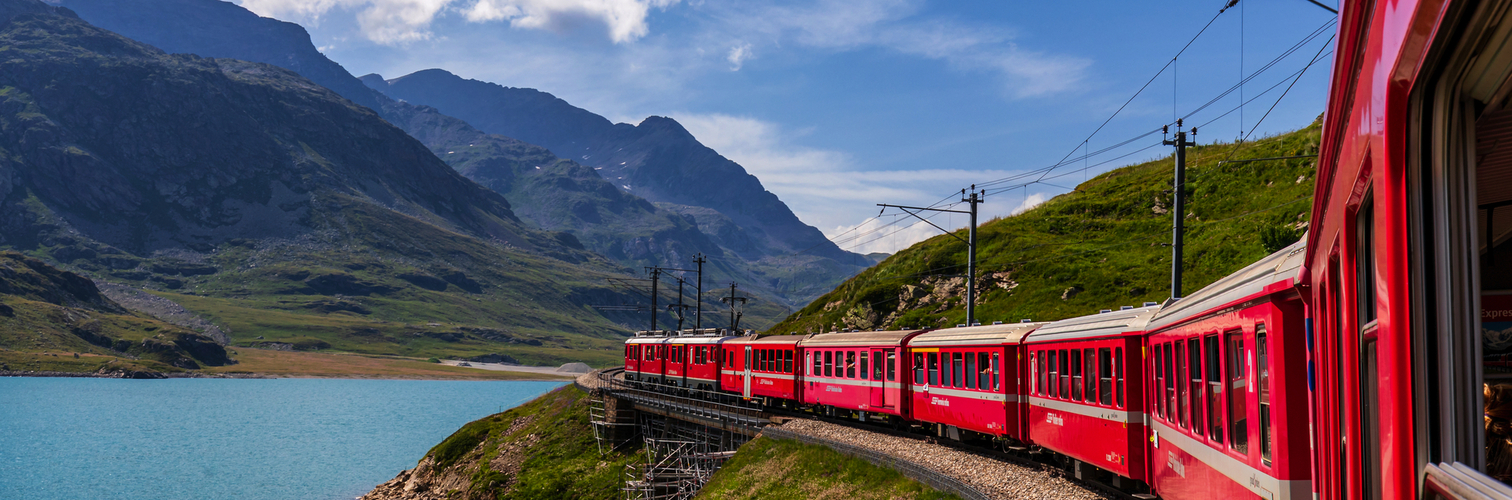 Rhätische Bahn am Lago Bianco und Berninapass im Kanton Graubünden, Schweiz