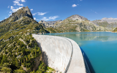 Grand soleil sur le lac d'Émosson et son barrage , Suisse