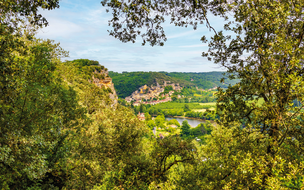 Blick aus dem Garten von Burg Marqueyssac über die Dordogne nac