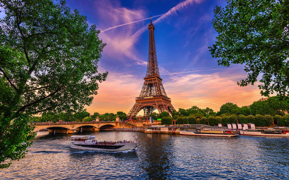 der Eiffelturm und die Seine bei Sonnenuntergang in Paris, Frankreich