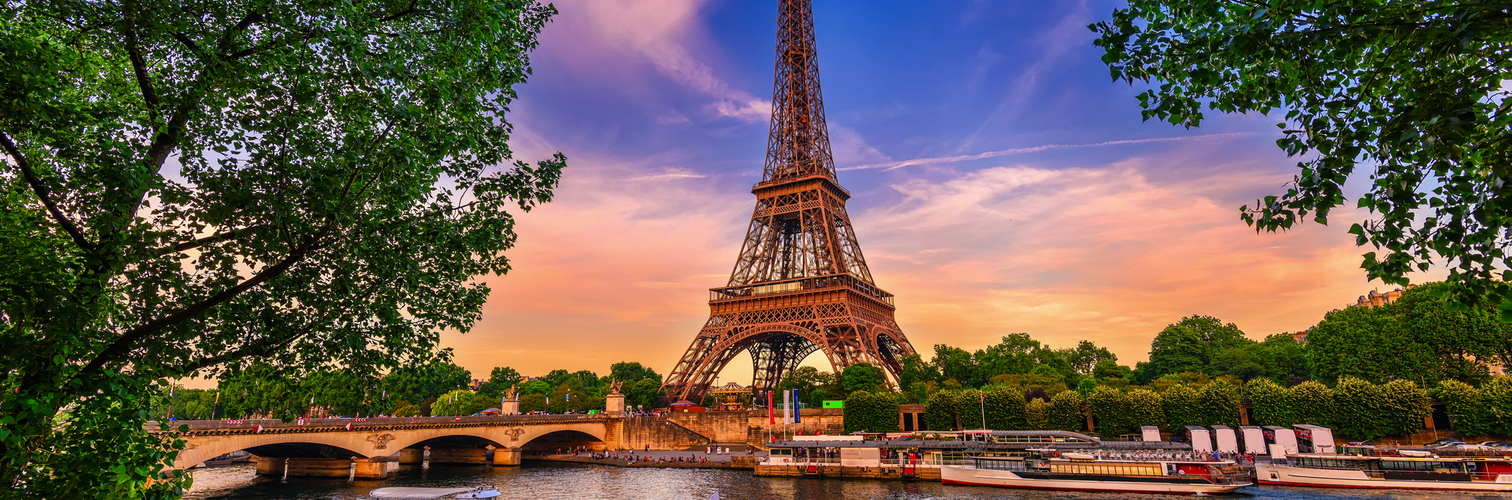 der Eiffelturm und die Seine bei Sonnenuntergang in Paris, Frankreich