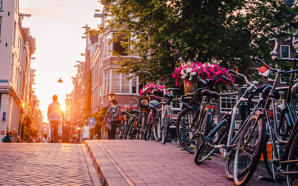 Sonnenuntergang über den Straßen und Grachten von Amsterdam