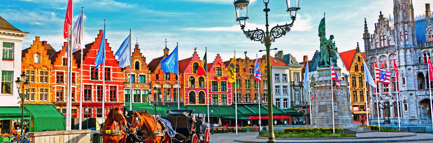Pferdekutschen auf dem Grote Markt in der mittelalterlichen Stadt Brügge am Morgen