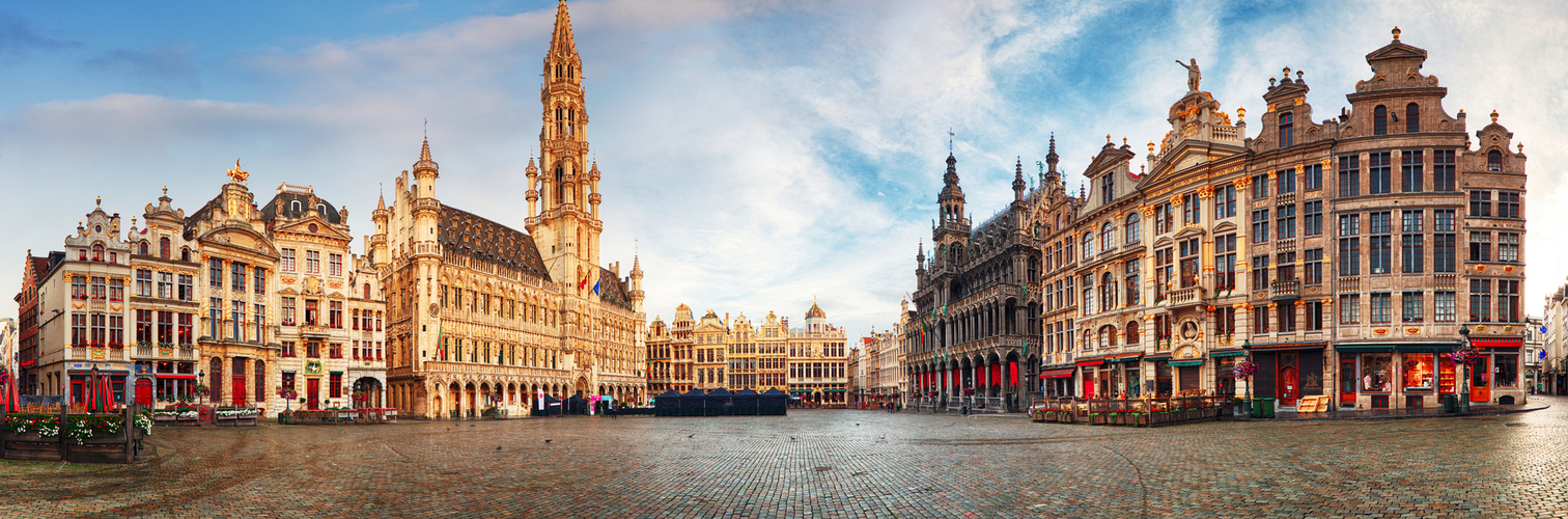 Brüssel - Panorama des Grand Place bei Sonnenaufgang
