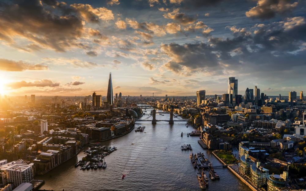 Panoramablick auf die moderne Skyline von London, Vereinigtes Königreich, entlang der Themse bei Sonnenuntergang