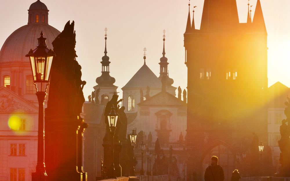 die Prager Karlsbrücke bei Sonnenuntergang