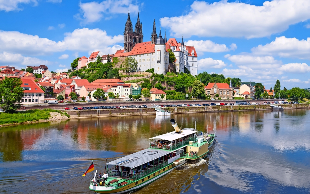 Albrechtsburg Meissen mit Raddampfer auf der Elbe