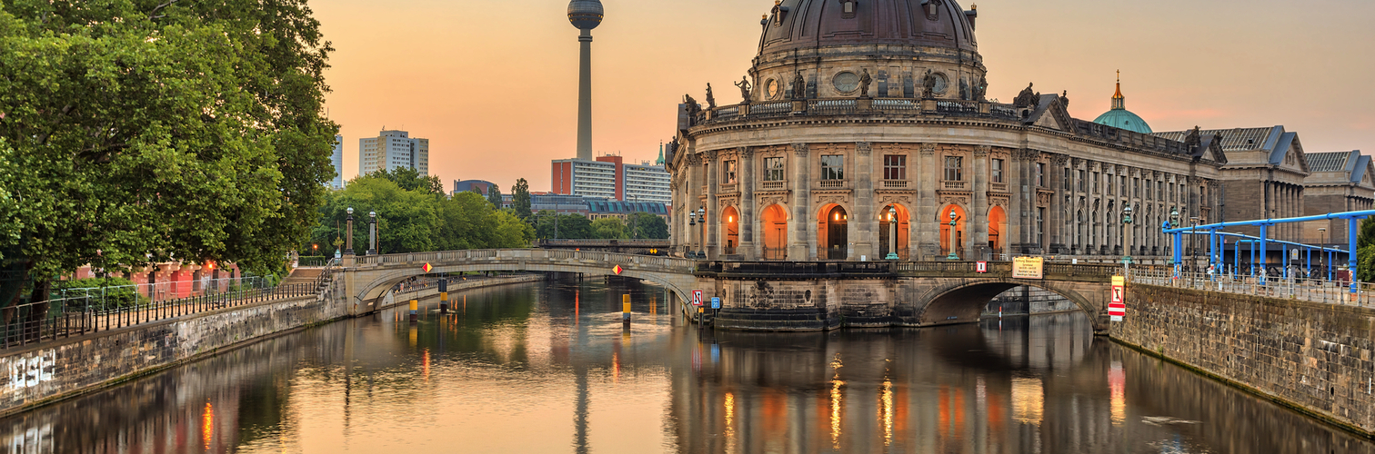 Berlins Skyline bei Sonnenaufgang an der Spree