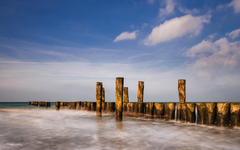 Buhnen an der Ostseeküste.