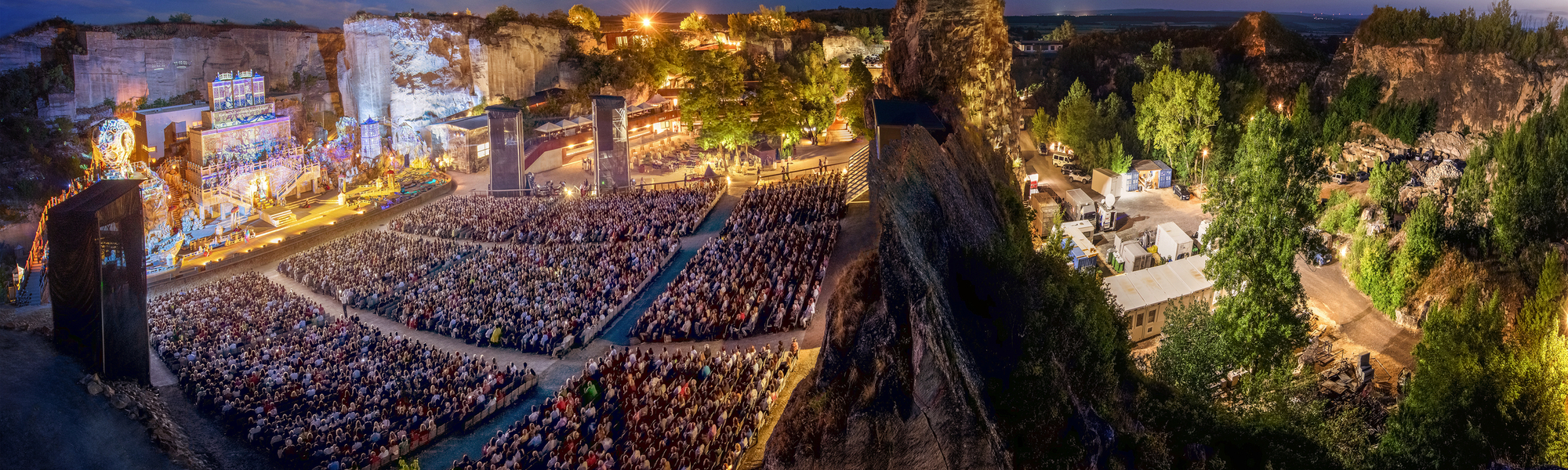 Große Oper in atemberaubender Kulisse