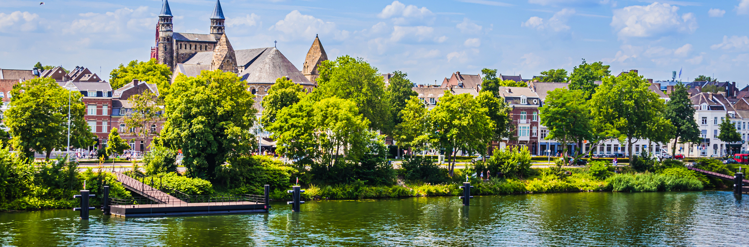 Basilika in Maastricht mit Blick auf den Fluss