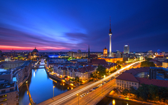 Skyline von Berlin mit Nikolaiviertel, Berliner Dom und Fernsehturm