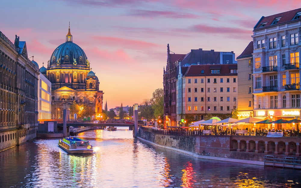 Skyline von Berlin mit der Spree in der Abenddämmerung
