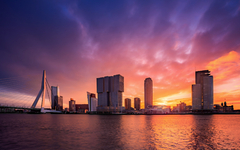 Sonnenaufgang über der Skyline von Rotterdam