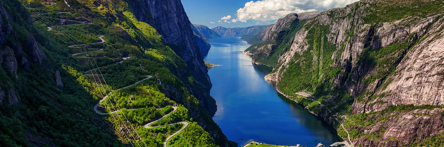 Serpentinen des Lysebotn-Passes in der Nähe des Kjerag-Berges am Lysefjord, Norwegen