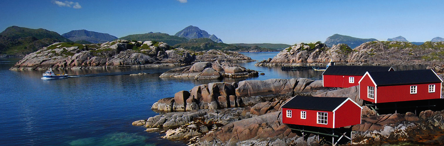 Drei Rorbu Blockütten am Fjord