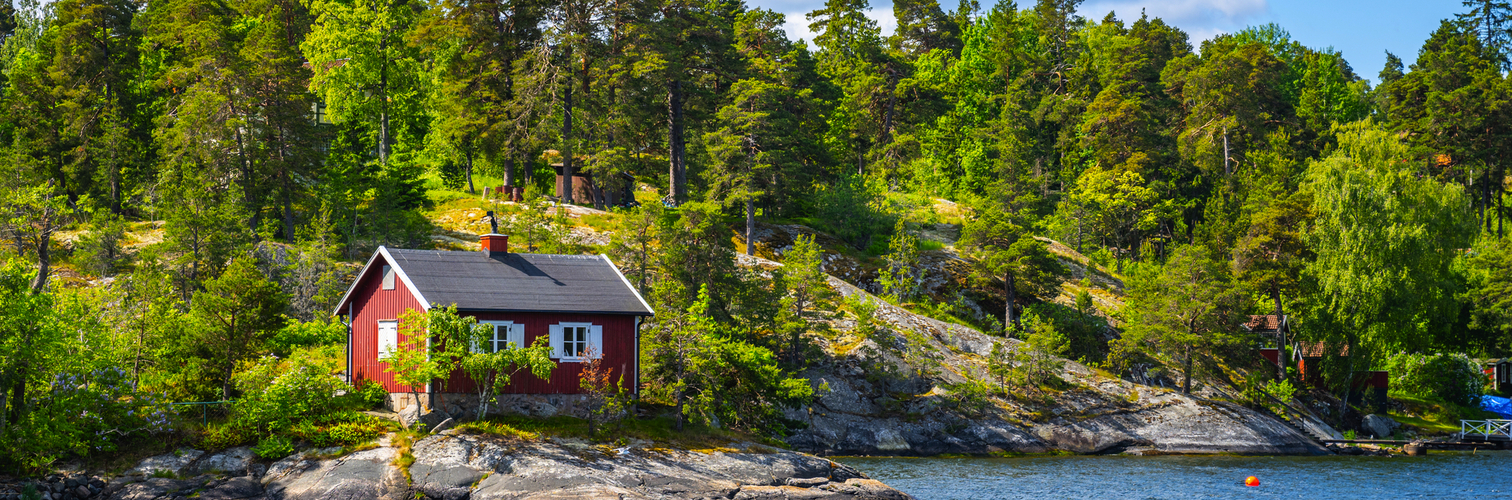 kleine rote Hütte an der skandinavischen Küste