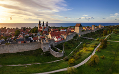 Drohnen-Panoramaaufnahme der Stadt Visby mit der mittelalterlichen Stadtmauer und der Kathedrale bei Sonnenuntergang
