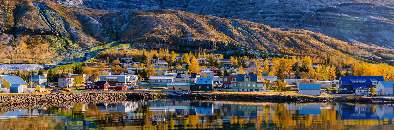 die kleine Stadt Seyðisfjörður liegt direkt am Fjord in einer unglaublichen Natur
