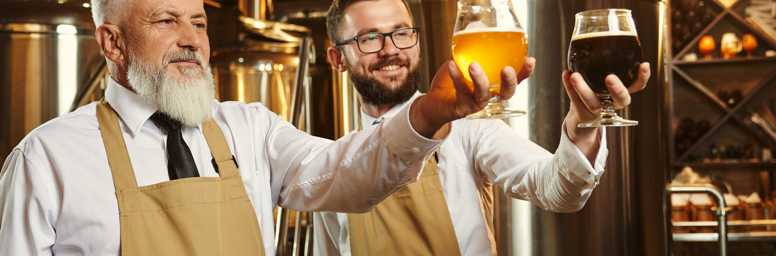 Spezialisten, die Gläser Bier betrachten