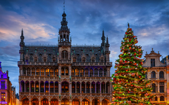 Blick auf den Grand Place in Brüssel zur Weihnachtszeit 