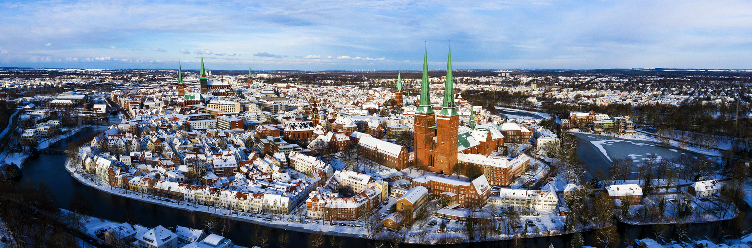 winterliches Panorama von Lübeck 