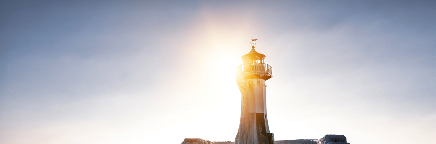 Leuchtturm auf der Mole von Warnemünde im Winter
