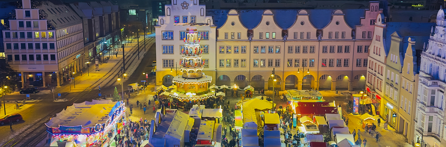 Blick von oben auf den Weihnachtsmarkt in Rostock