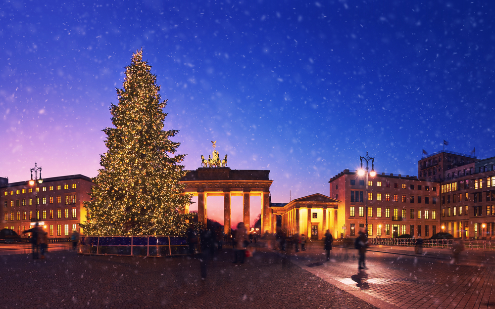 Weihnachtsbaum am Brandenburger Tor in Berlin, Deutschland