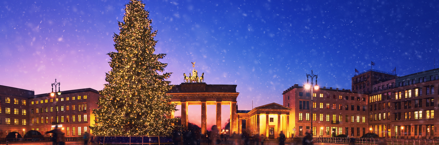 Weihnachtsbaum am Brandenburger Tor in Berlin, Deutschland