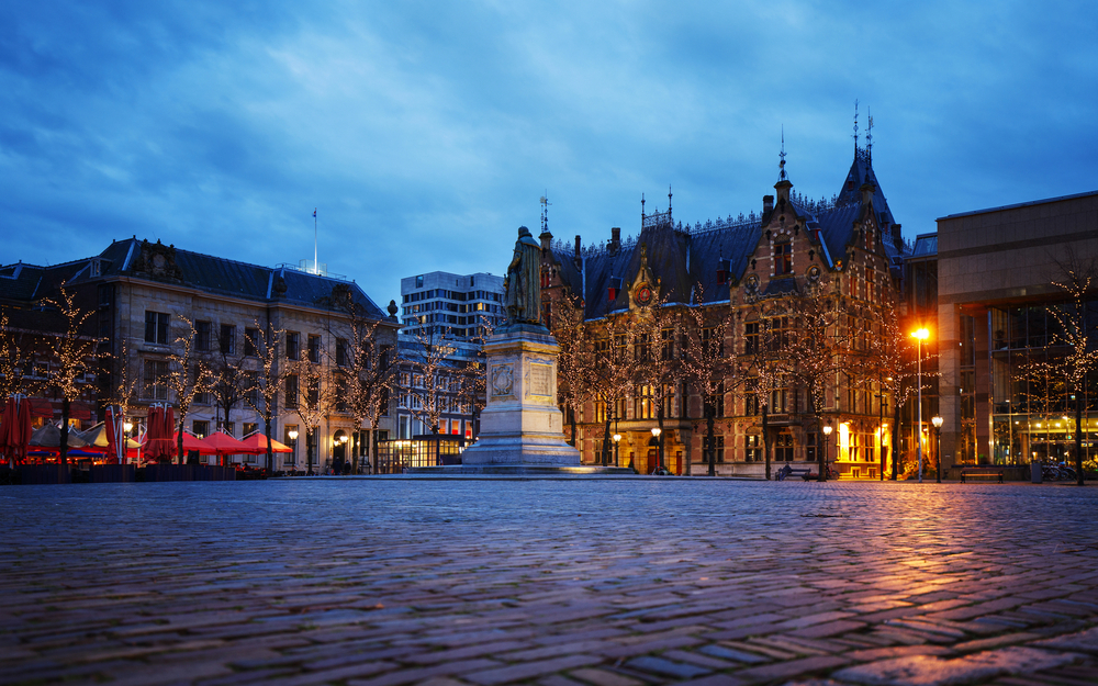Platz Het Plein in Den Haag bei Nacht im Winter