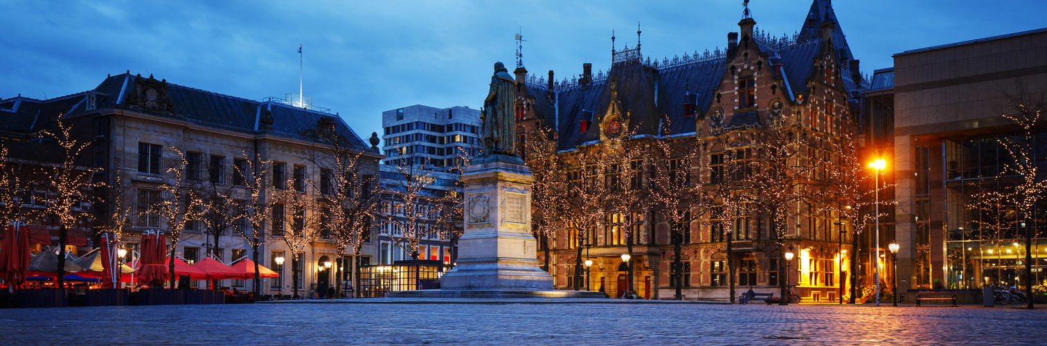 Platz Het Plein in Den Haag bei Nacht im Winter