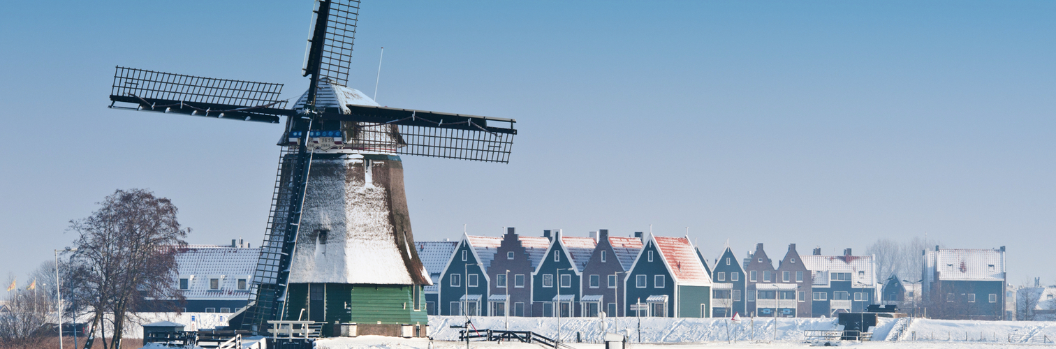 Winterlandschaft mit Windmühle in Volendam